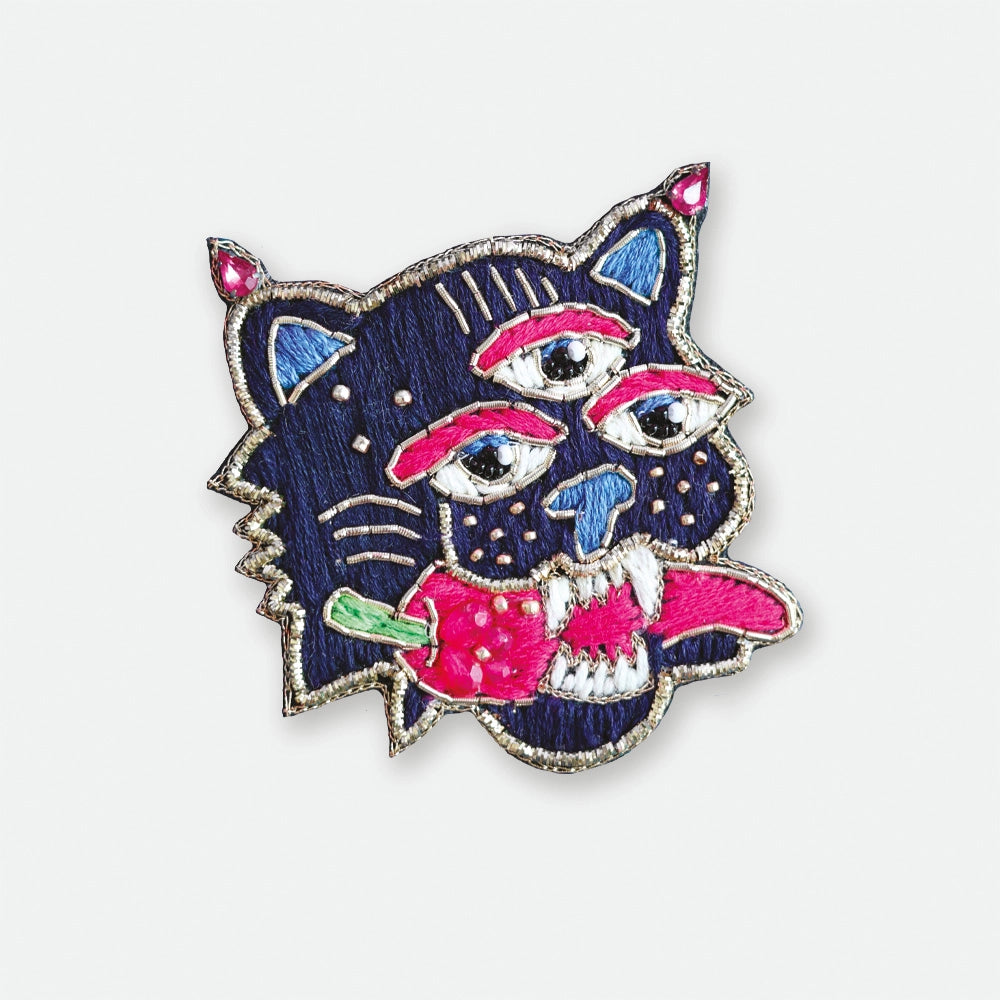 all-the-ways-to-say-mexican-tiger-brosche-handgestickt-65mm image 1