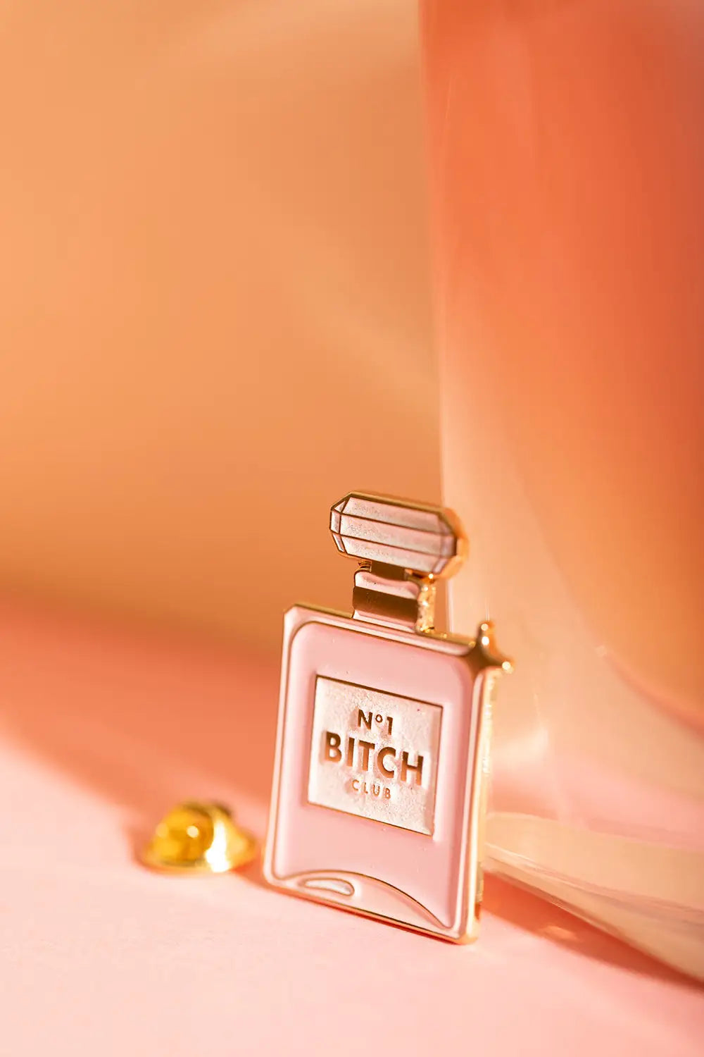 all-the-ways-to-say-n-1-bitch-pin-parfumflasche-gold-emaille-26x40mm image 2