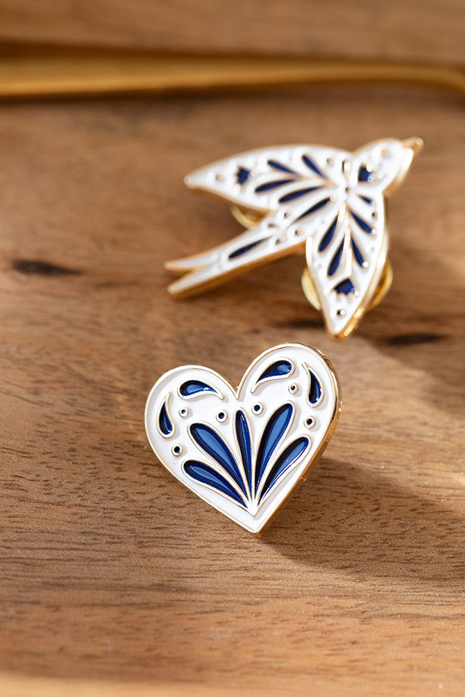 all-the-ways-to-say-pins-pin-blue-heart-blaues-herz-emaille image 2