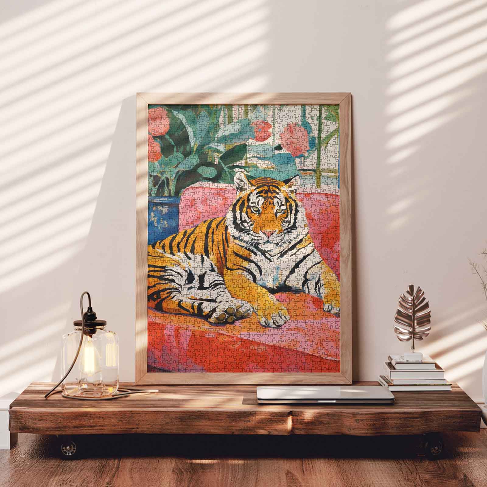 tucocoo-majestic-tiger-on-sofa-puzzle-1000-teile-tiere image 3