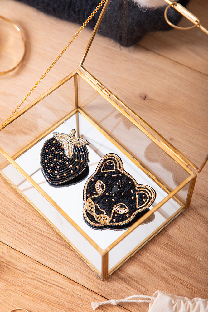 all-the-ways-to-say-black-leopard-brosche-gestickt image 8