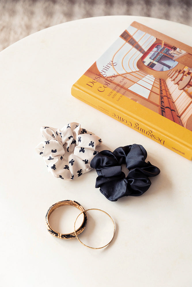 all-the-ways-to-say-black-bow-scrunchies-duo-schwarz-2er image 2