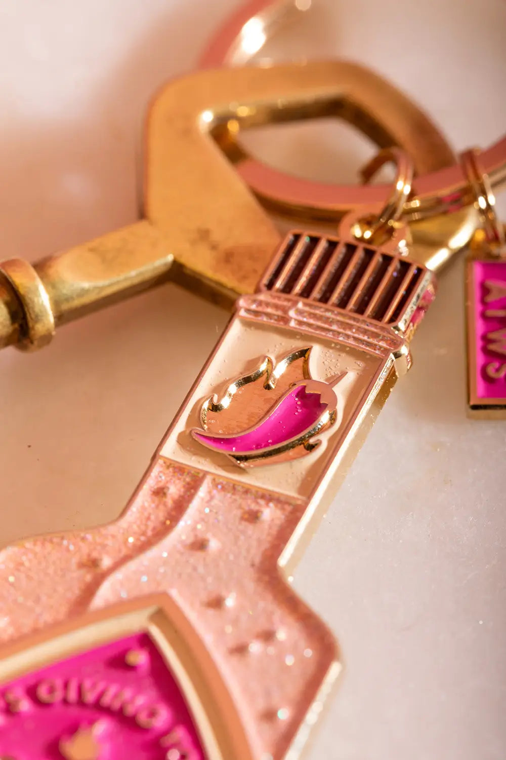 all-the-ways-to-say-spicy-hot-schl-sselanh-nger-pink-gold-emaille image 3