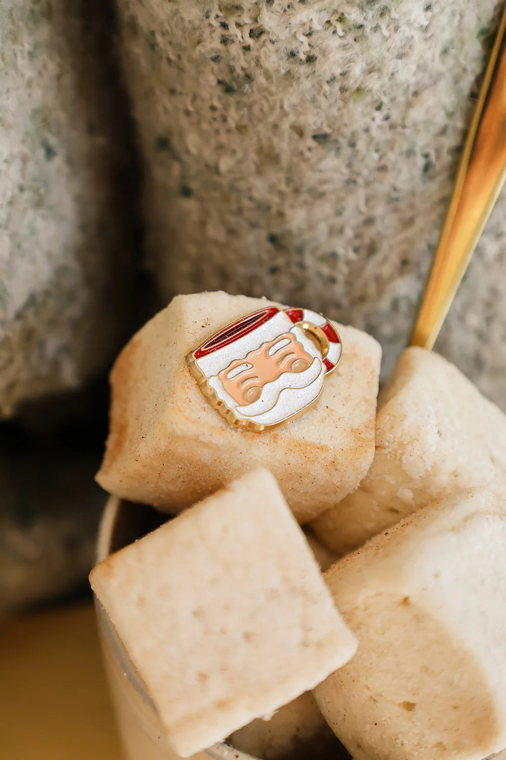 all-the-ways-to-say-santa-cup-pin-emaille-weihnachten-24-mm image 7