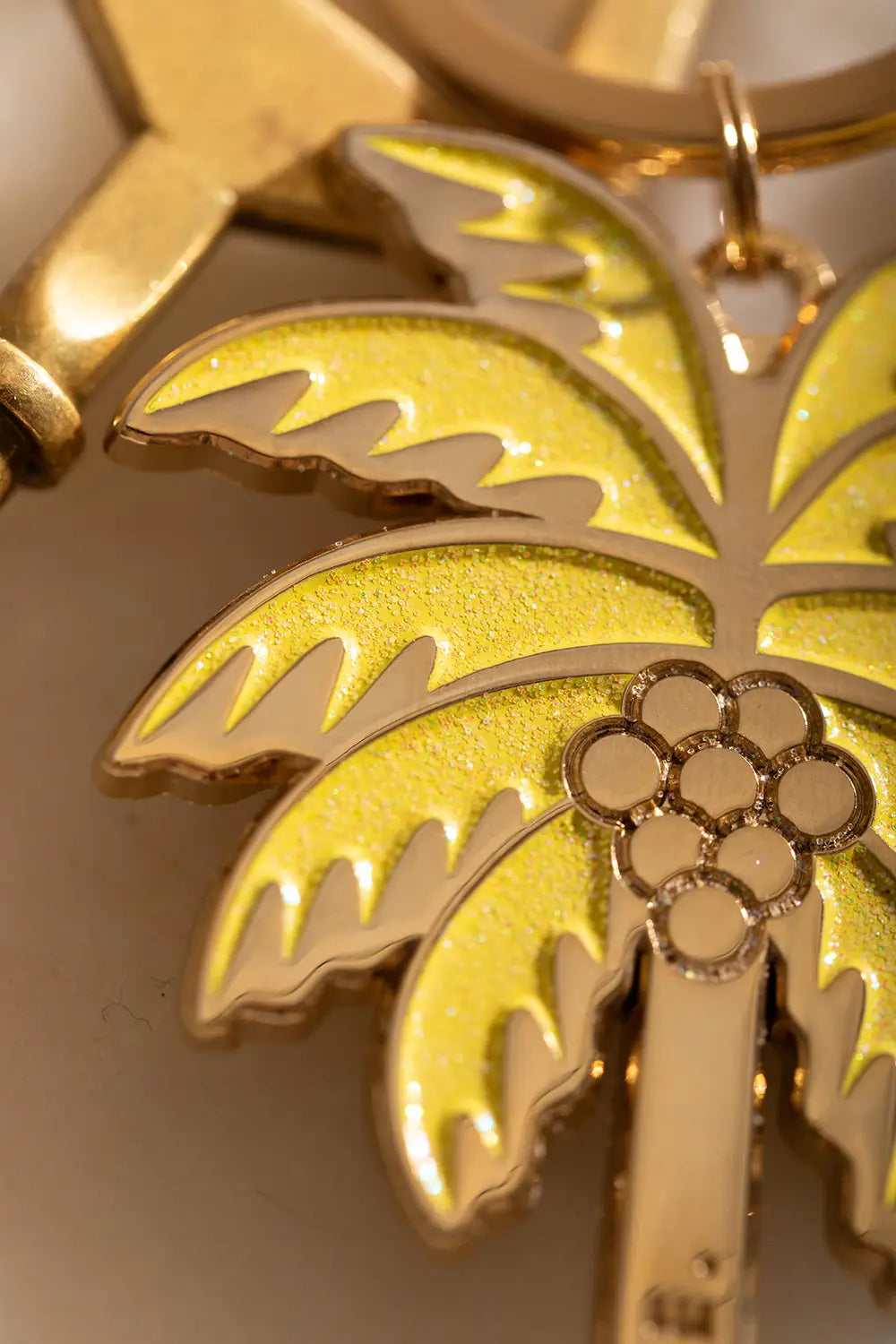all-the-ways-to-say-beach-please-schl-sselanh-nger-palme-gold image 3