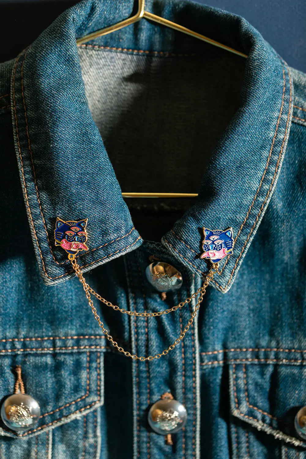 all-the-ways-to-say-duo-tiger-chain-pin-blau-kette-gold image 3