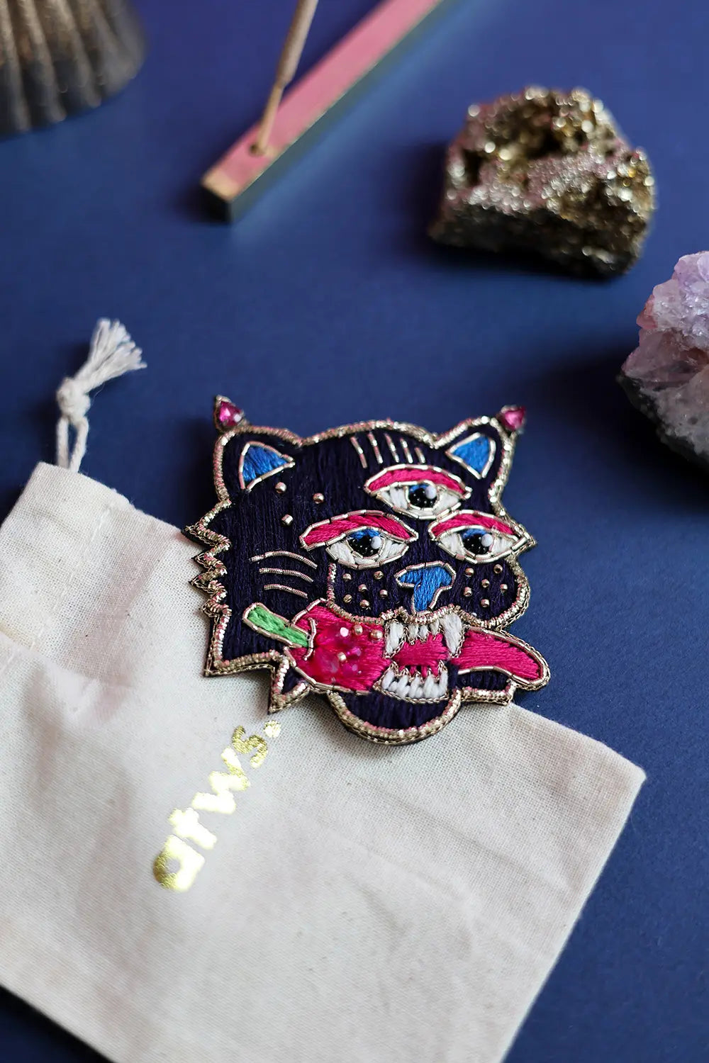 all-the-ways-to-say-mexican-tiger-brosche-handgestickt-65mm image 3