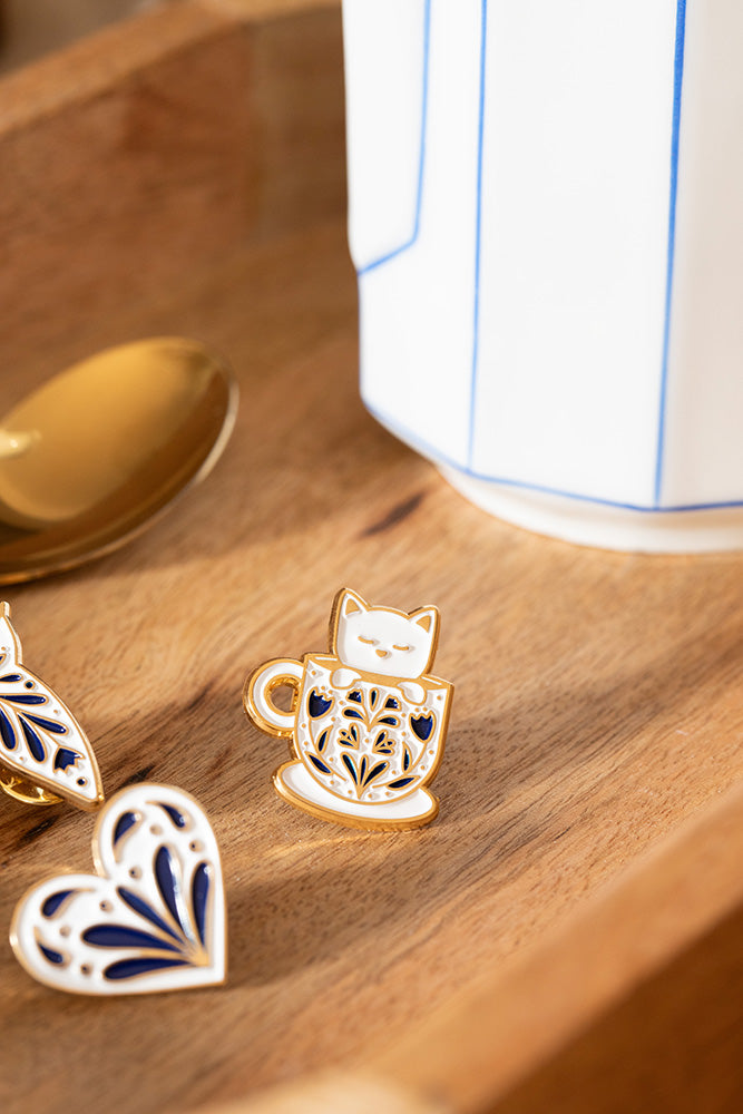all-the-ways-to-say-cup-cat-pin-emaille-katze-gold image 2