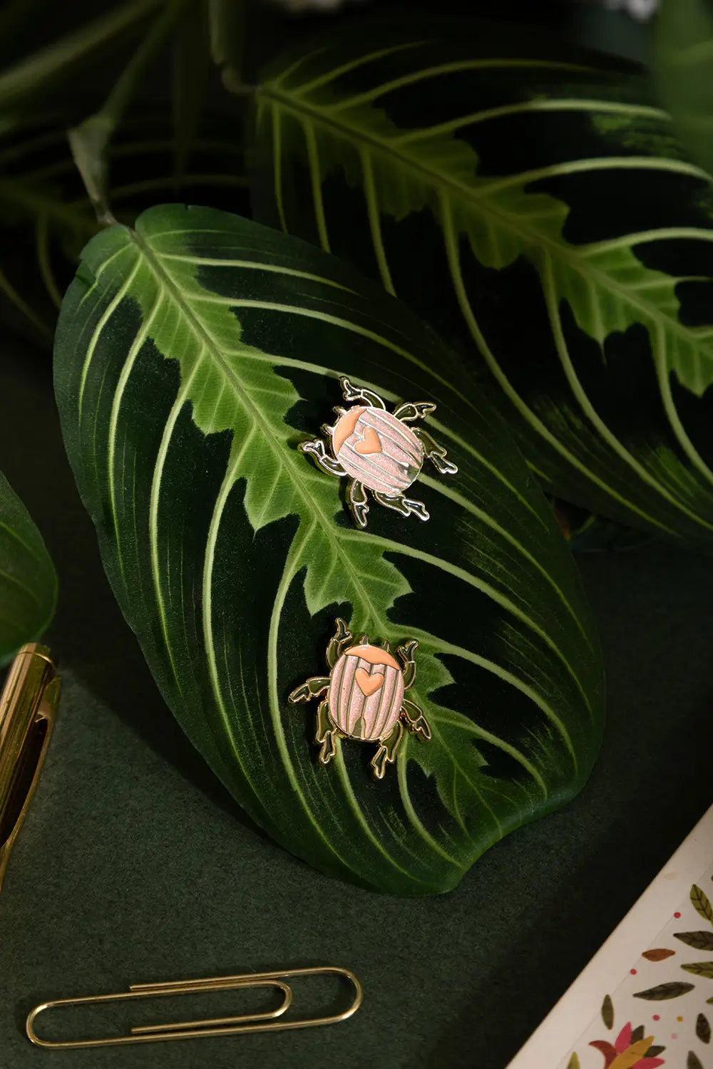 all-the-ways-to-say-duo-scarab-e-pins-emaille-k-fer-rosa image 2