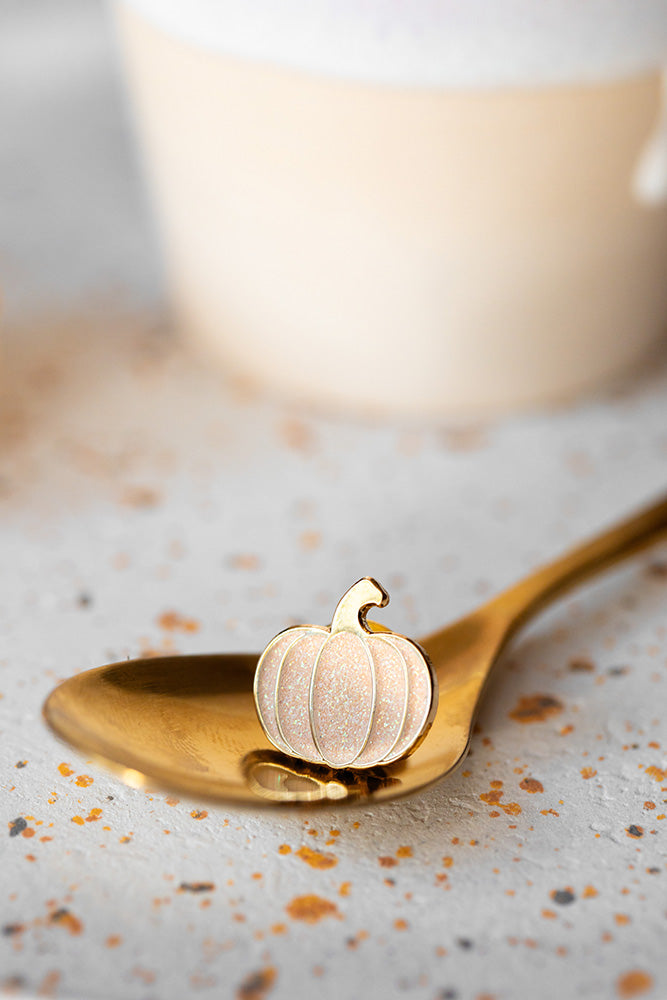 all-the-ways-to-say-pumpkin-pin-emaille-gold-herbst image 3
