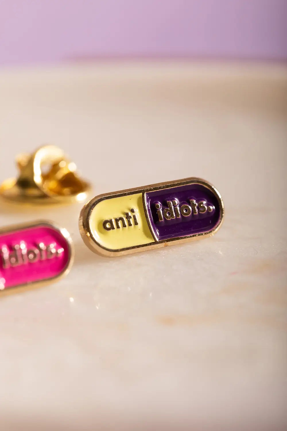 all-the-ways-to-say-anti-idiots-duo-pins-emaille-kapsel-gold image 4