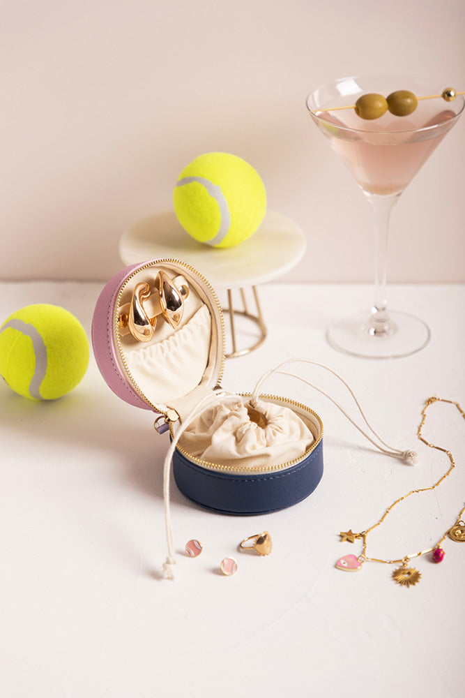 all-the-ways-to-say-after-tennis-club-schmuckk-stchen-rund image 2