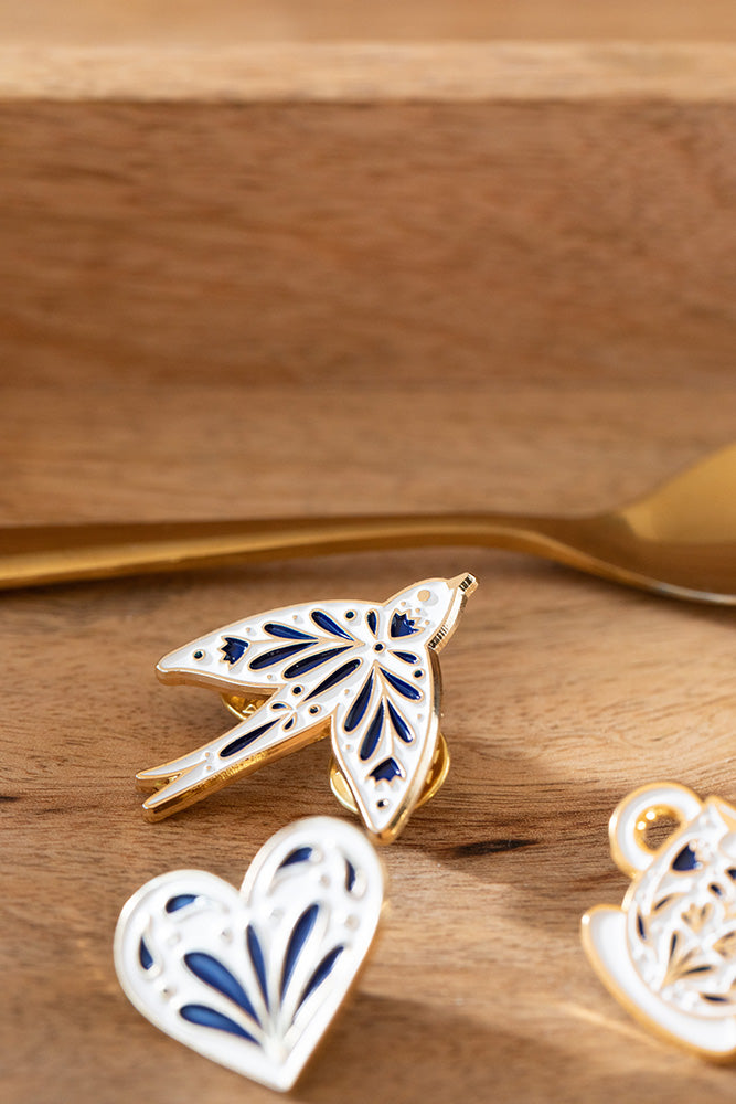 all-the-ways-to-say-swallow-pin-anstecker-gold-emaille-schwalbe image 2