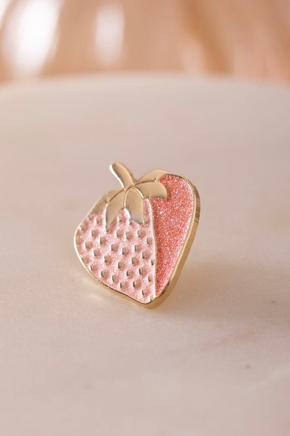 all-the-ways-to-say-strawberry-emaille-pin-erdbeere-gold image 2