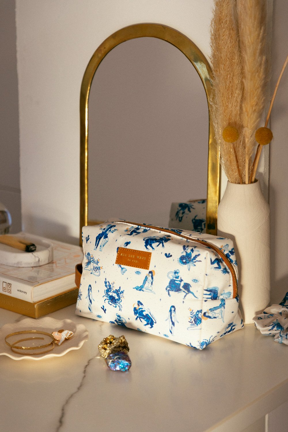 all-the-ways-to-say-astro-kulturtasche-blau-sterne-recycelt image 2