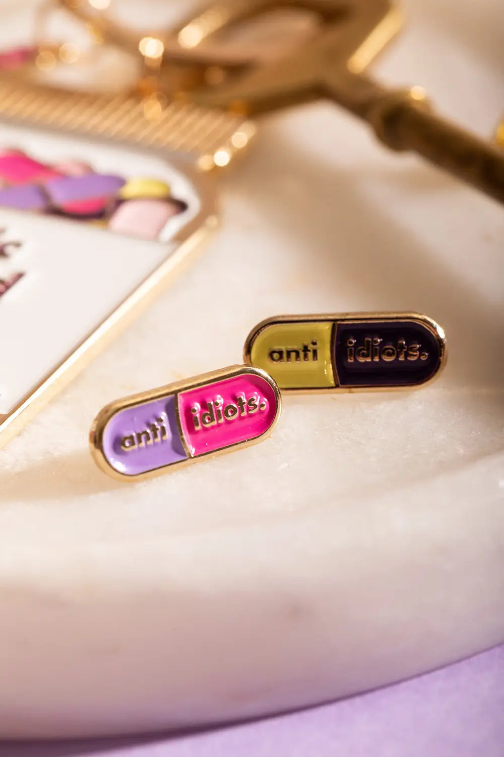 all-the-ways-to-say-anti-idiots-duo-pins-emaille-kapsel-gold image 2