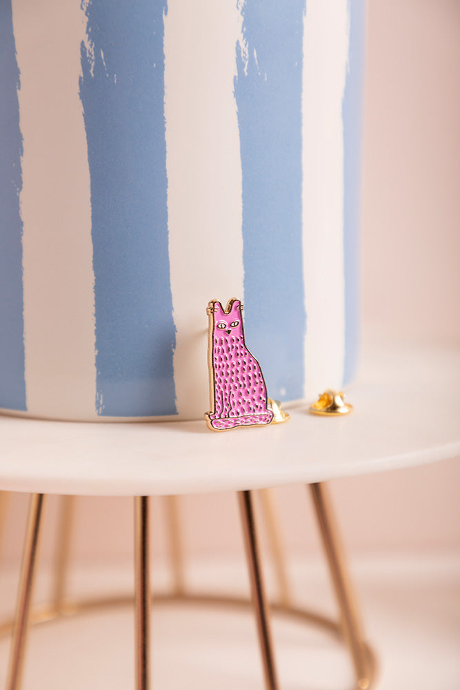 all-the-ways-to-say-holly-the-cat-pin-emaille-23mm image 2